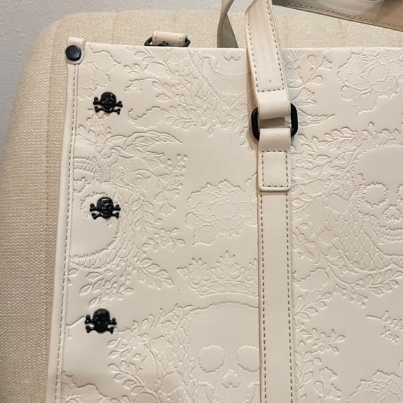 🔹️Betsey Johnson xomattie chalk embossed Skull  tote  removable Skull keychain - Picture 2 of 7